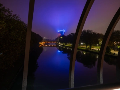 Blaues Leuchten über dem Kanal